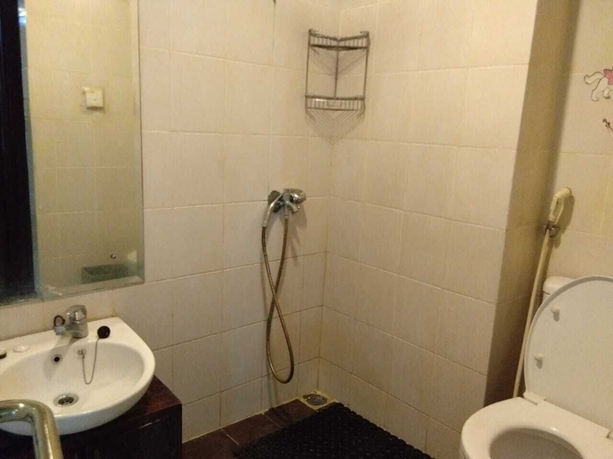 Bathroom, Apartment Sudirman Park 2 Bedrooms & 2 Bathrooms Jakarta, Central Jakarta