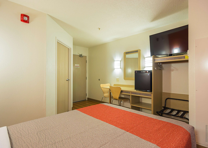 Bedroom 3, Motel 6 Whitby, ON - Toronto East, Durham