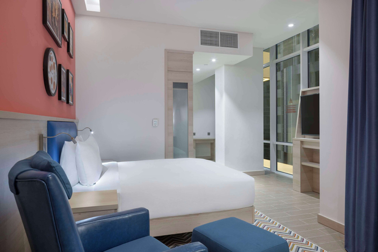 Bedroom 2, Hampton by Hilton Doha Old Town, Doha