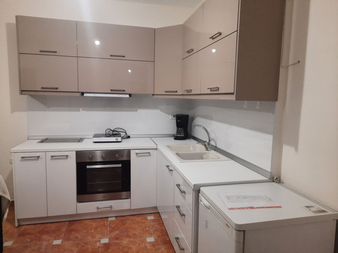 Others 4, Den Apartment, Sarandës