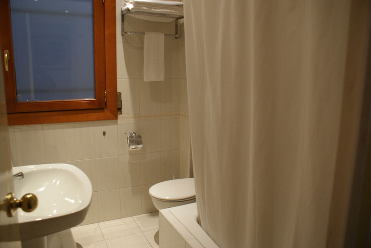 Bathroom 3, Hotel Sant Jordi by ALEGRIA