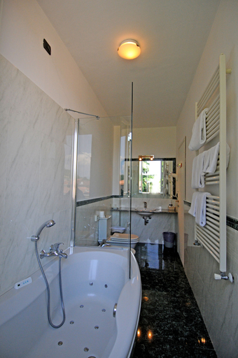 Bathroom 4, Hotel dei Tigli, Varese