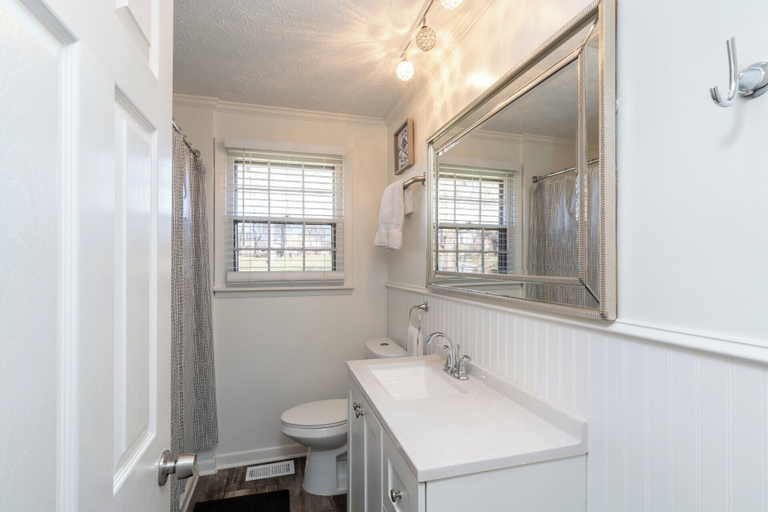 Bathroom 4, 12 South Green Acres, Davidson
