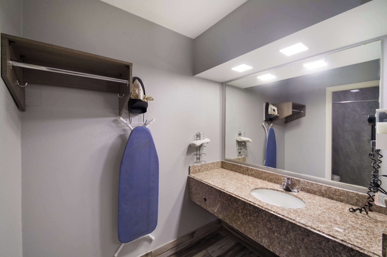 Bathroom 4, Americas Best Value Inn Buda Austin S, Hays