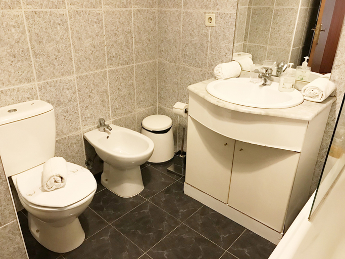 Bathroom 2, Clérigos Apartments, Porto