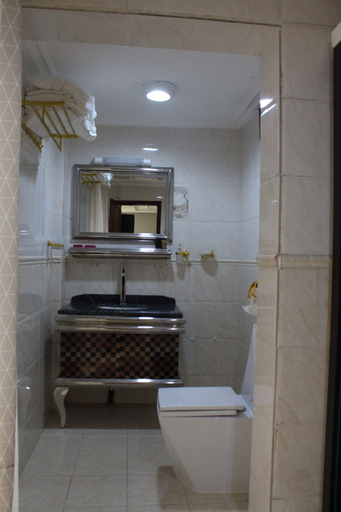 Bathroom 3, Mbayaville Hotel, Wouri