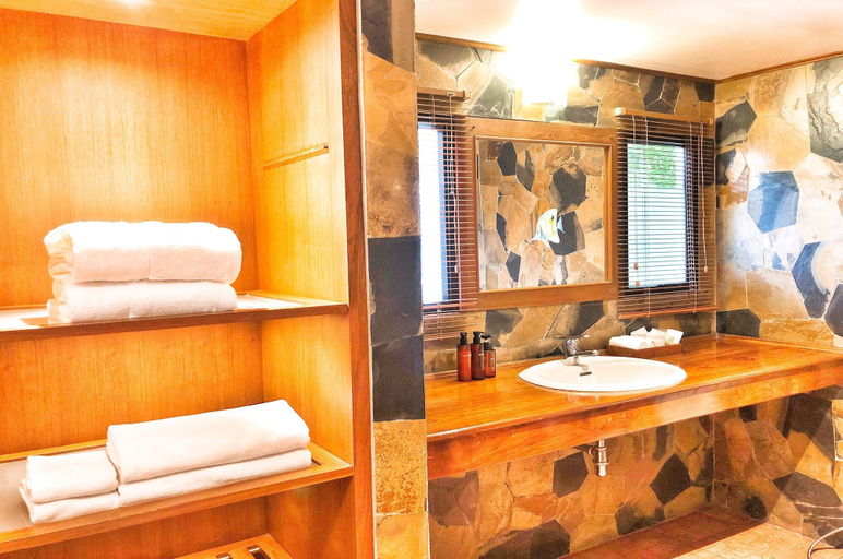 Bathroom 4, Birds and Bees Resort, Pattaya