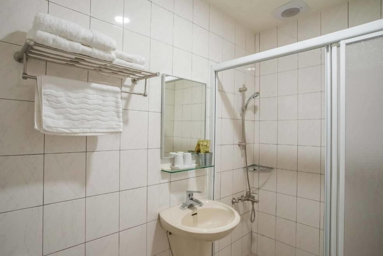 Bathroom 2, Lanlu B&B, Pingtung