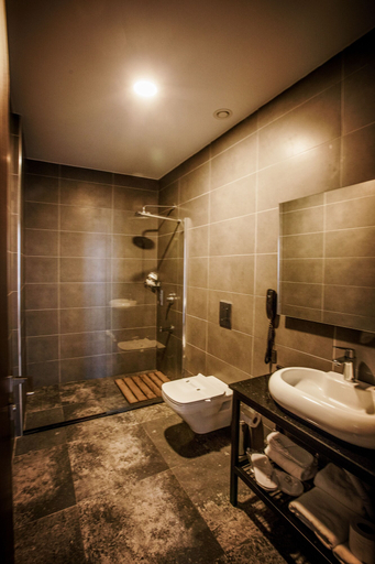 Bathroom 5, Life Point Hotel, Merkez