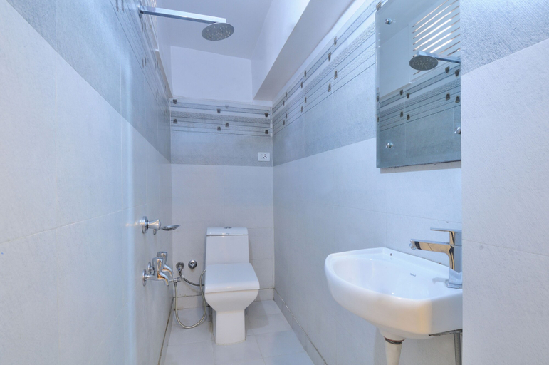Bathroom, Hotel lahorimal Deluxe Paharganj, Delhi