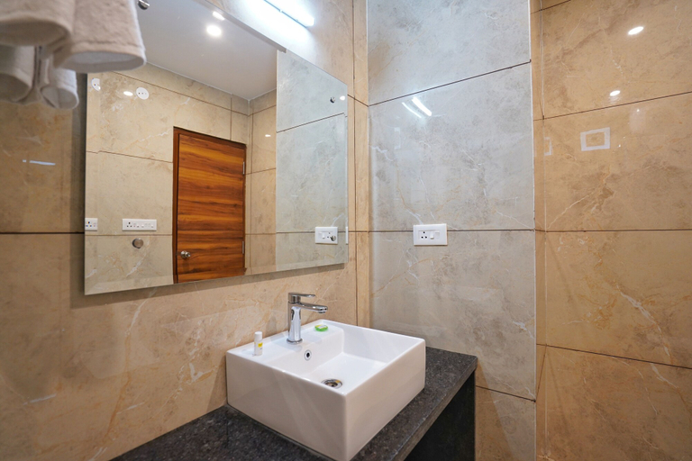 Bathroom 5, Hotel Golden Orchard, Dehradun