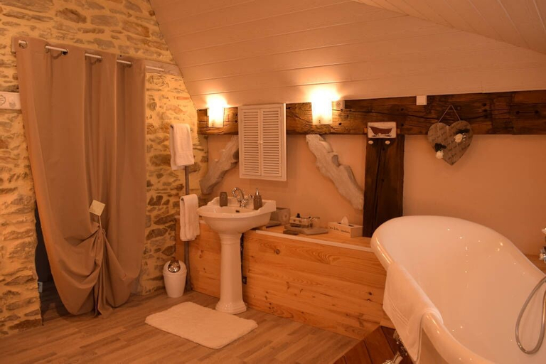 Bathroom 5, Le Moulin des Tréans, Loire-Atlantique