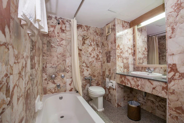 Bathroom 4, Royal Palace Hotel Pattaya, Pattaya
