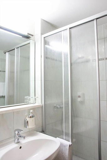 Bathroom 5, Miratel Hotel, Tirschenreuth