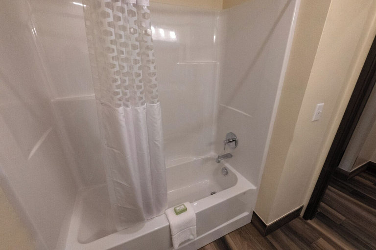 Bathroom 3, Cobblestone Inn & Suites - Sheldon, O'Brien
