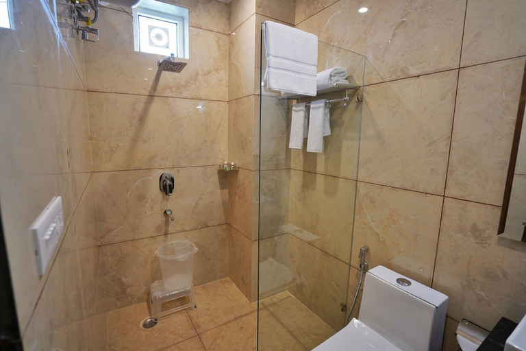 Bathroom 2, Hotel Golden Orchard, Dehradun