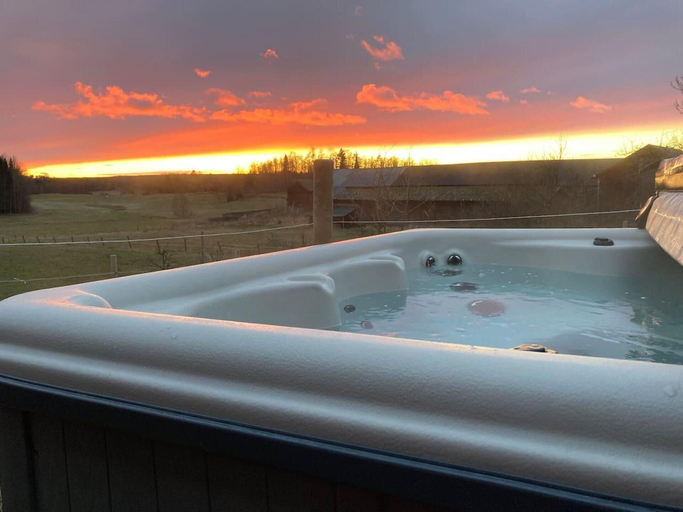 Bathroom 5, Charming 6 Bedroom House & Horse Farm - Sleeps 12, Avesta