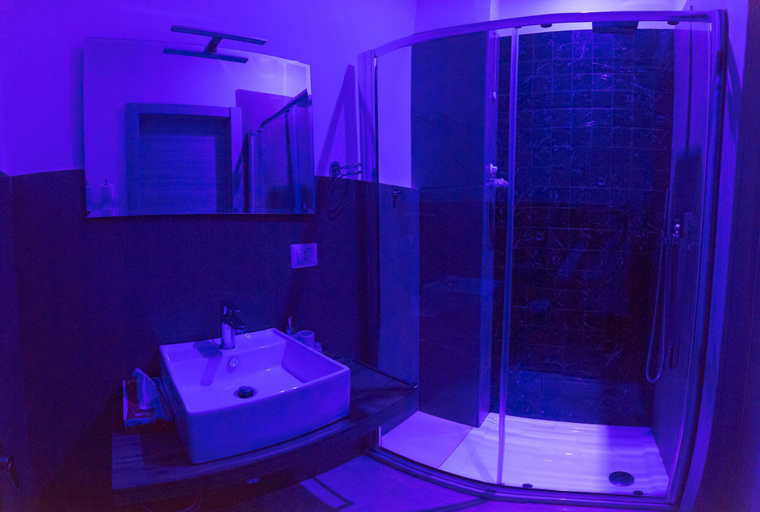 Bathroom 5, B&B Depretis19, Napoli
