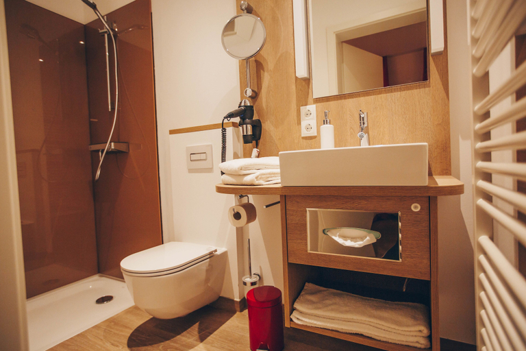 Bathroom 5, Hotel Luckys Inn GmbH, Hamburg