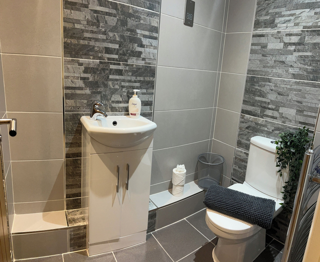 Bathroom 2, City Centre 1 Bed Sleeps 4 H5, Kingston upon Hull