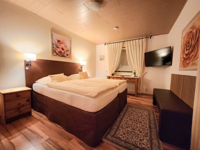 Bedroom 4, Hotel LANDHAUS KÜRRENBERG, Mayen-Koblenz