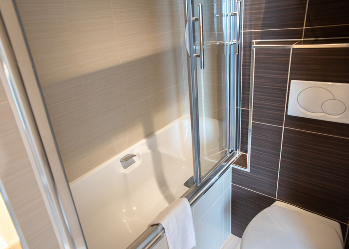 Bathroom 4, Hôtel Garabel, Yvelines