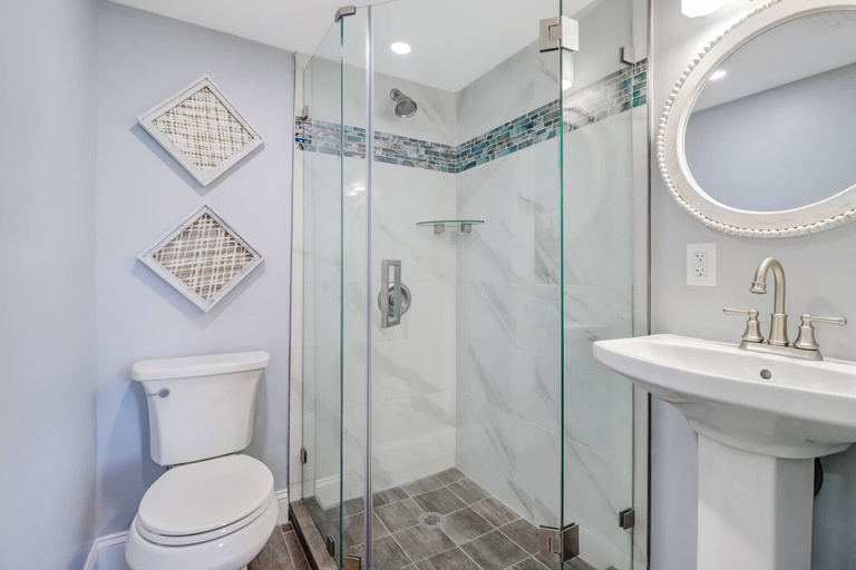 Bathroom 4, Castle Beach 405, Lee
