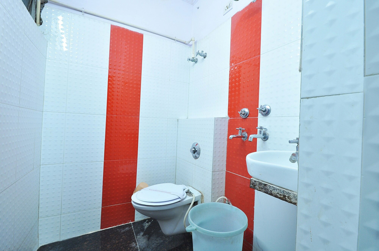 Bathroom 3, Hotel Roma DX, Delhi