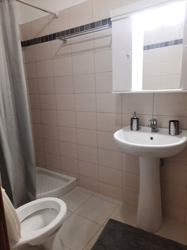 Bathroom, Den Apartment, Sarandës