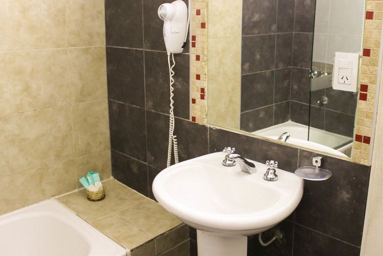 Bathroom 3, Savannah Cordoba Hotel, Capital
