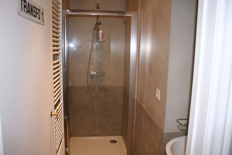 Bathroom 4, Train Flat, Bruxelles