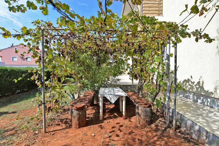 Others 4, Apartment 72, Pula