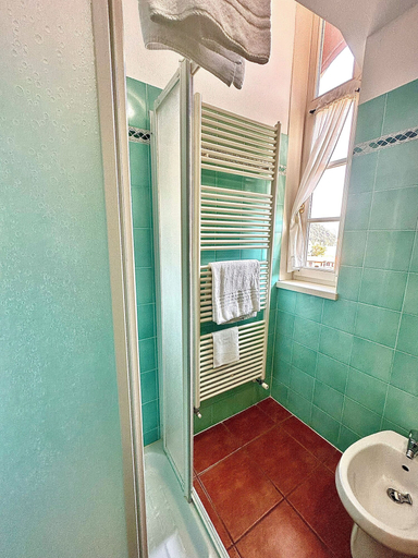 Bathroom 4, Hotel Caroline, Varese