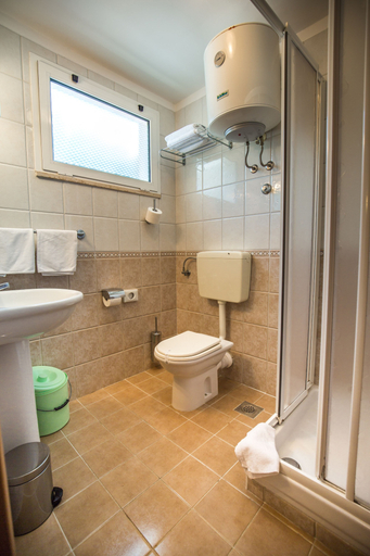 Bathroom 4, Splendid Golden Rocks Resort, Pula