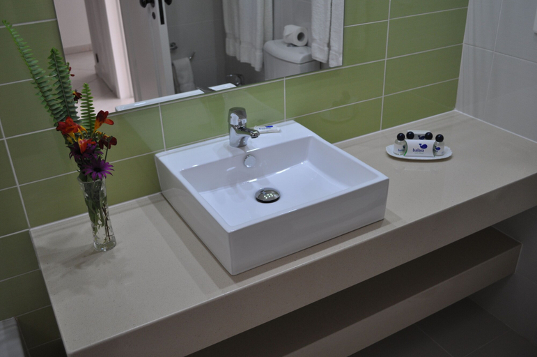 Bathroom 4, Balaia Golf Village Resort, Albufeira