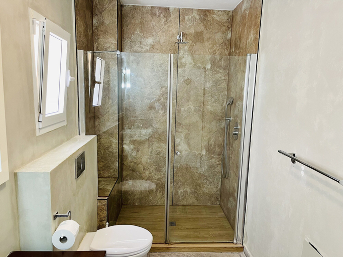 Bathroom 4, Royal Lea Apartments
