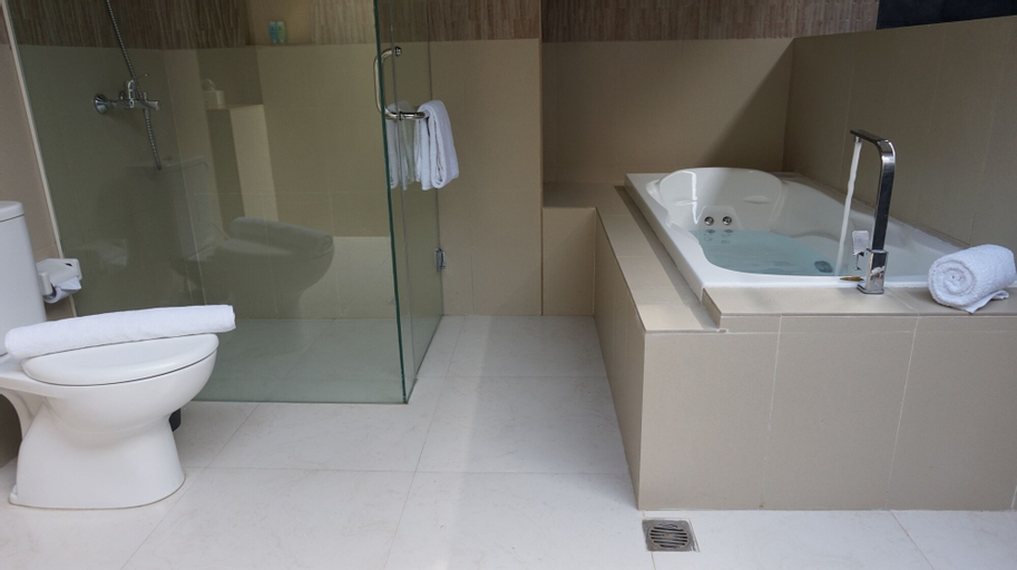 Bathroom 13