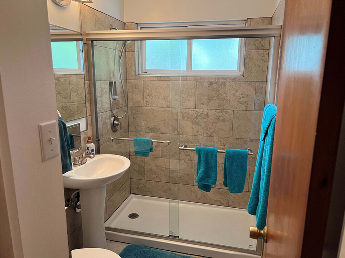 Bathroom 4, Wanderer's Roost, Jefferson