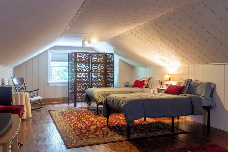 Bedroom 2, Dawg Daze Cottage, Clarke