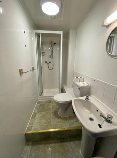 Bathroom 5, Bank St Hotel, Blackpool