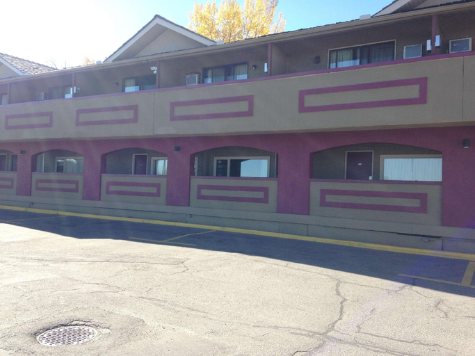 Exterior & Views 3, Canadas Best Value Inn Calgary Chinook Station, Division No. 6