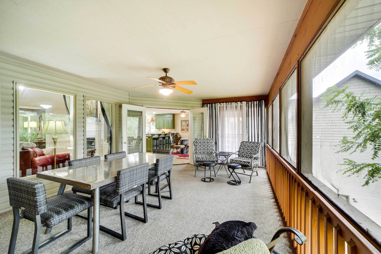 Food & Drinks, Home in Bella Vista with Deck and Lake Windsor Views!, Benton