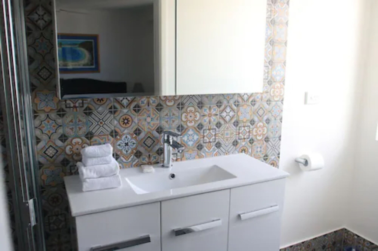Bathroom 5, Centrepoint Holiday Apartments, Caloundra - Caloundra S.