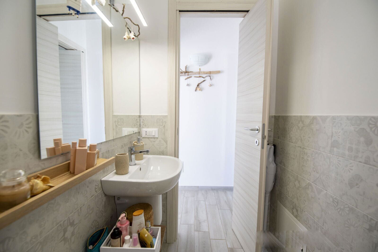 Bathroom 4, Vera's White Pearl Apartment, Syracuse