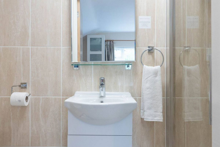 Bathroom 5, The Dakota, Warwickshire