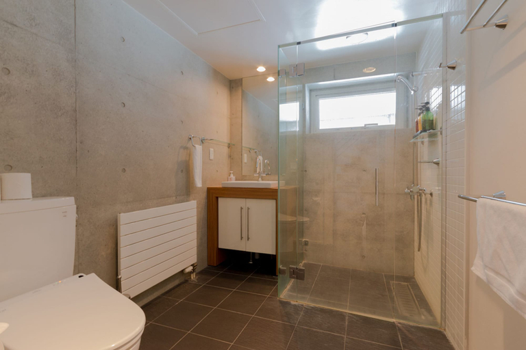 Bathroom 3, Ise, Kutchan
