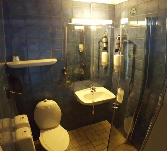 Bathroom 3, Holms Motell, Larvik