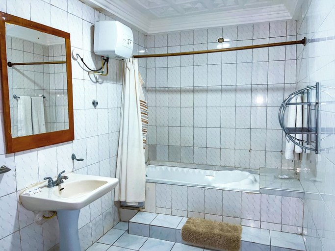 Bathroom 2, Golden Touch Executive Hotel, Tema