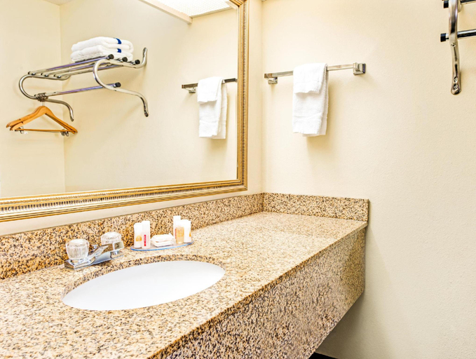 Bathroom 4, Days Inn by Wyndham Covington, Tipton