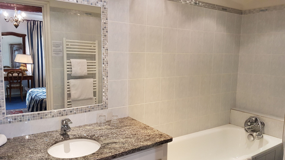 Bathroom 5, Hôtel Cardinal, Bouches-du-Rhône